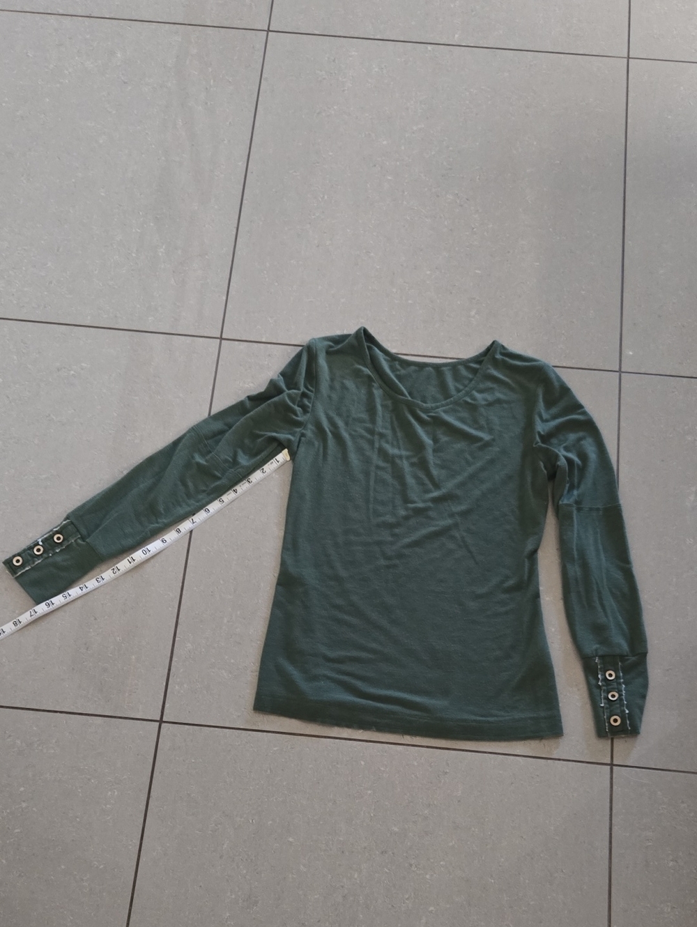 Source Unknown Forest Green Long Sleeve Scoop Neck Top with Grommet Cuffs